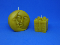 Bougies Lune-Soleil haut (L  6 cm, l 2,5 cm, h 5,5 cm environ), Cadeau (L 3,5 cm, l 3,5 cm, h 3,8 cm environ)
