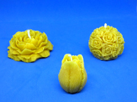 Bougies Pivoine (L 7,4 cm, l 7,4 cm, h 3 cm environ), Tulipe (L 3,5 cm, l 3,5 cm, h 4,5 cm environ), Roses (L 5,4 cm, l 5,4 cm, h 4,9 cm environ)