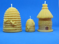 Bougies Ruches paille Grande (L 6,5 cm, l 6 cm, h 8 cm environ), petite (L 3 cm, l 3 cm, h 4,5 cm environ), moyenne (L 5,5 cm, l 5 cm, h 9,5 cm environ)